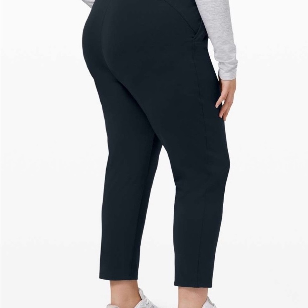 Lululemon Keep Moving Pant 7/8 High-Rise
True Navy size 4 EUC
